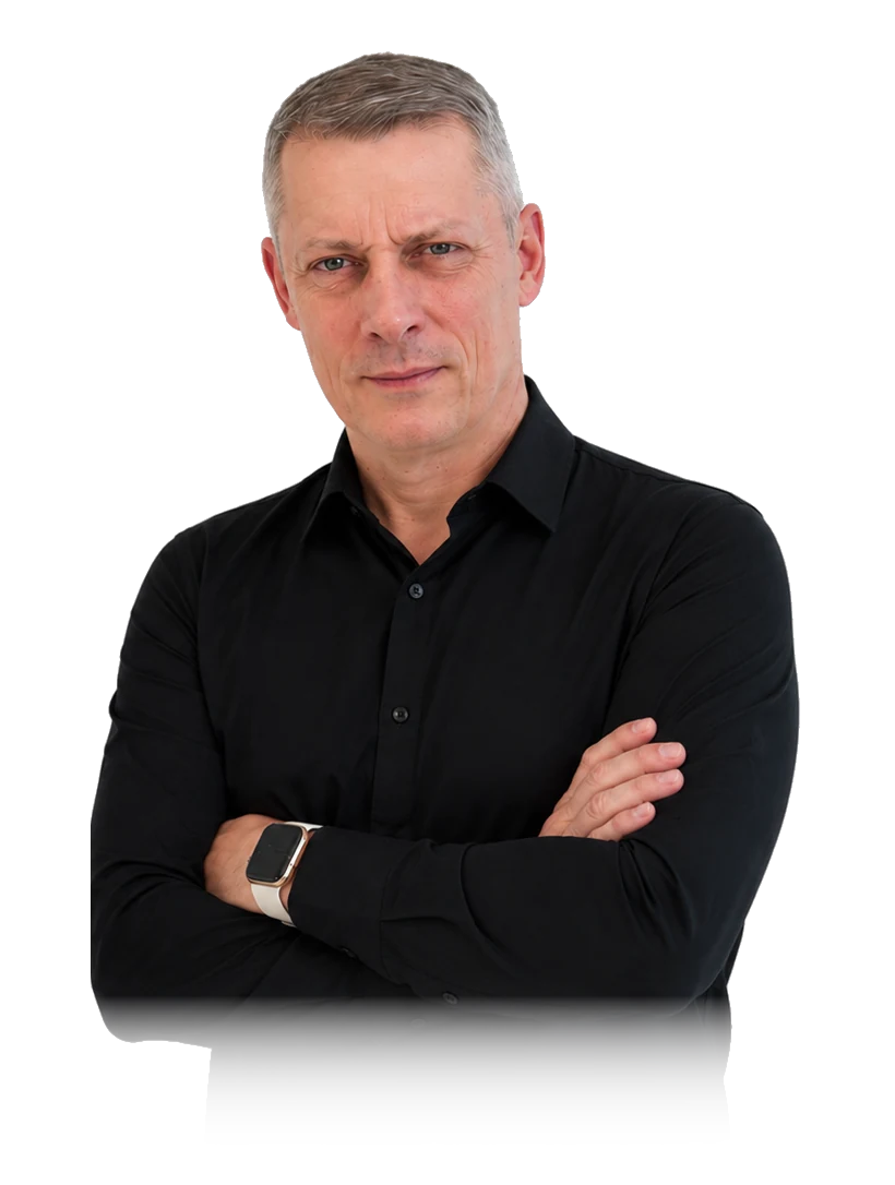 Michael Pfisterer, Inhaber von Webdesign-Pfisterer, mit verschränkten Armen