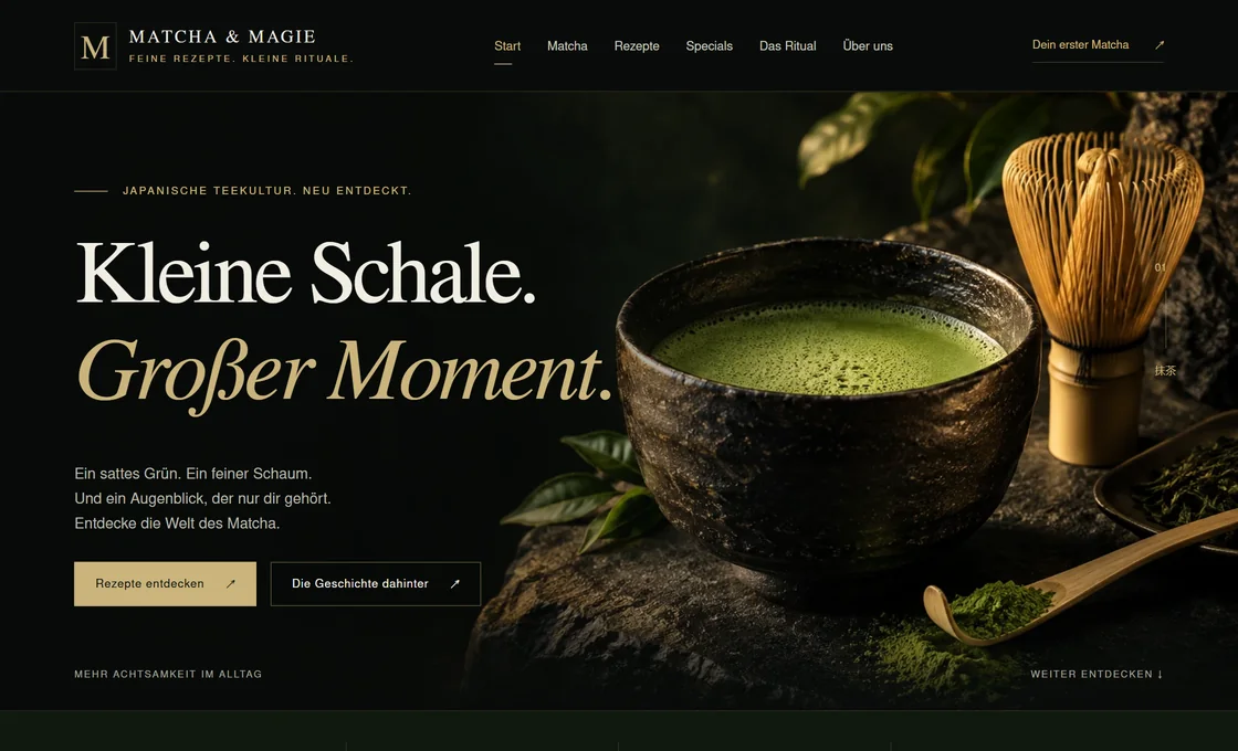 Startseite von matchaundmagie.de: „Kleine Schale. Großer Moment.“ neben einer Matcha-Schale