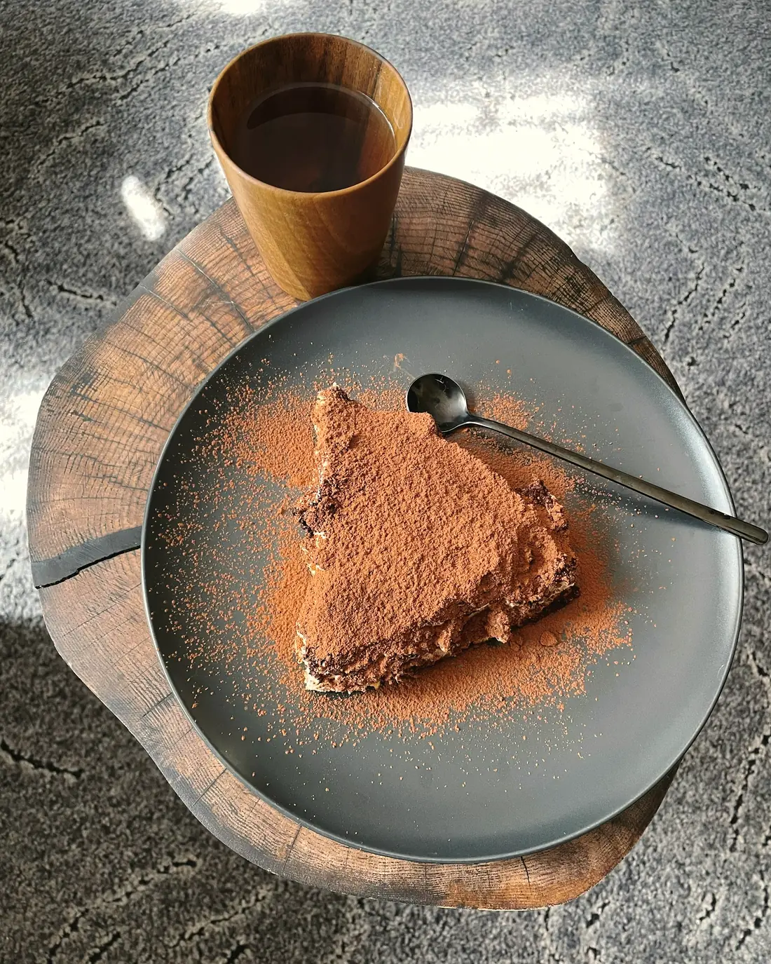 Tiramisù mit Kakaopulver und einem Espresso