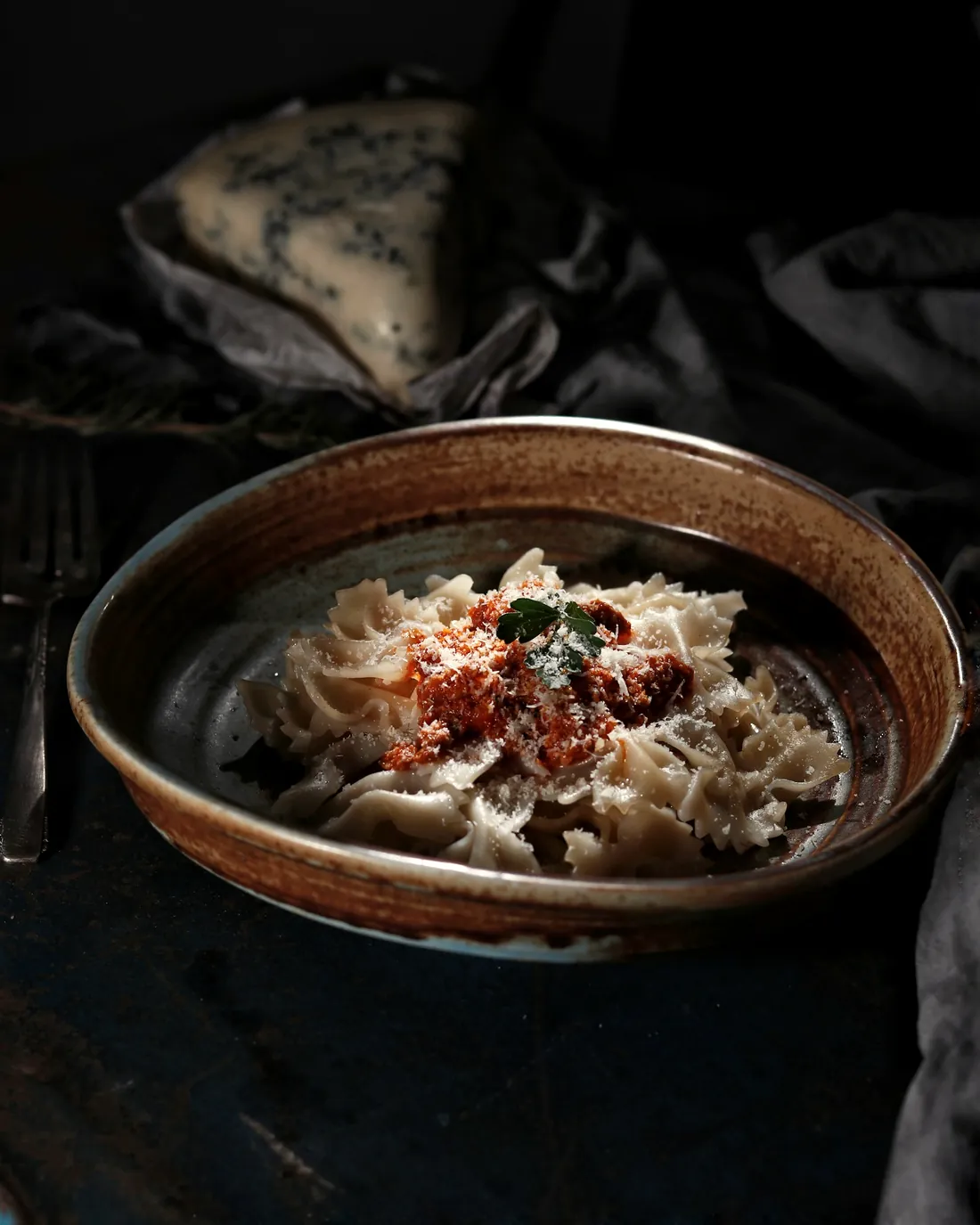 Pappardelle mit Ragù in einer rustikalen Steingutschale