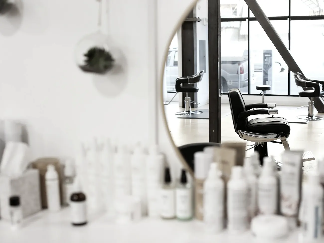Runder Spiegel und Pflegeprodukte im Salon