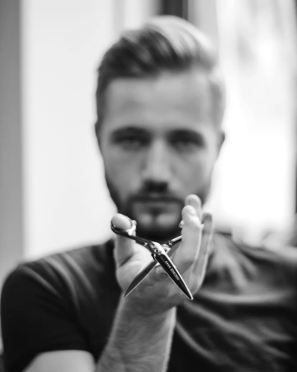 Portrait eines Stylisten mit Schere