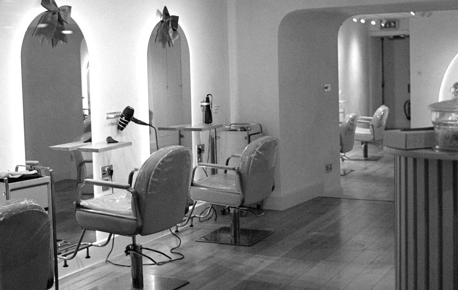 Der Salonraum mit Spiegeln und Stühlen